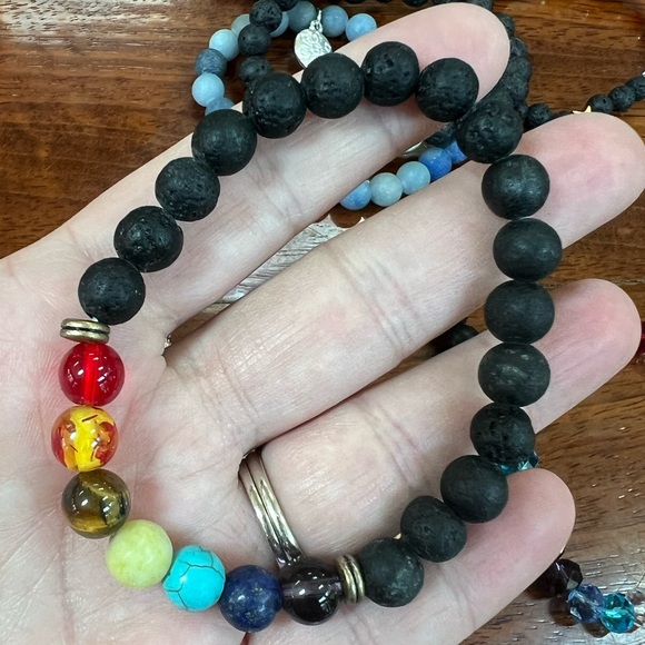 8 piece lot of lava bead bracelets and others - Picture 6 of 11